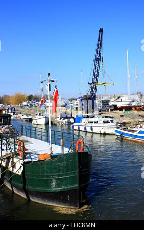 Une grue et des bateaux sur la rivière Stour à Sandwich Banque D'Images