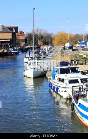 Bateaux sur la rivière Stour à sandwich dans le Kent Banque D'Images