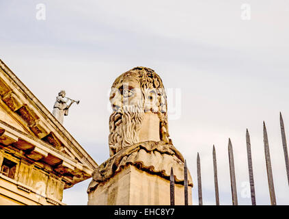 Les bustes de l'empereur (ou Symbole des Apôtres) les têtes à l'extérieur du Sheldonian Theatre d'Oxford Banque D'Images