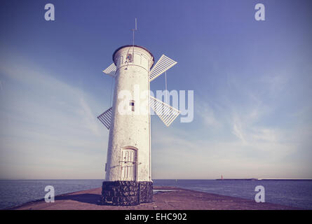 Style rétro vintage photo d'un ancien moulin à vent leuchtturm à Swinoujscie, Pologne. Banque D'Images