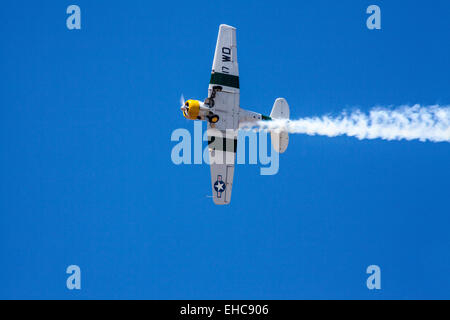 Un seul à-6 Texan effectue à la voltige 2011 Spectacle aérien Wings Over Camarillo de Camarillo en Californie Banque D'Images