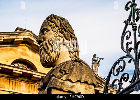 Les bustes de l'empereur (ou Symbole des Apôtres) les têtes à l'extérieur du Sheldonian Theatre d'Oxford Banque D'Images