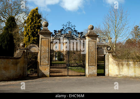 Overbury Cour gates, Overbury, Worcestershire, Angleterre, RU Banque D'Images