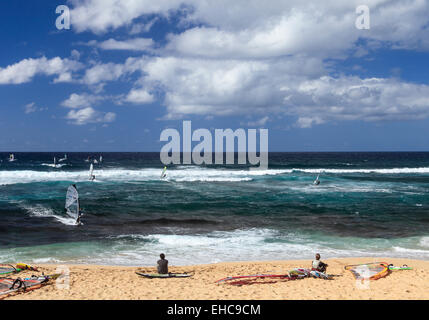 Les véliplanchistes à Maui sur Hookipa Beach Banque D'Images