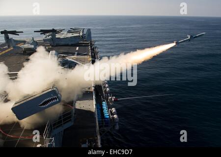 RIM-7 de l'US Navy un missile de l'OTAN est lancé de la Guêpe-classe d'assaut amphibie USS Essex durant un exercice de tir réel 9 mars 2015 dans l'océan Pacifique. Banque D'Images