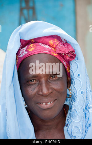 Portrait d'une femme de la Gambie Serrekunda, marché, la Gambie, Afrique de l'Ouest Banque D'Images