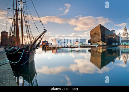 Tall Ship, Mann Island Apartments et Liverpool Museum, à travers Canning Dock, Liverpool, Merseyside, England, UK Banque D'Images
