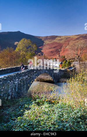 Traversée du pont cycliste Grange, grange à Borrowdale, Parc National de Lake District, Cumbria, England, UK Banque D'Images