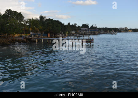 Chambre et quais à Joyuda, Cabo Rojo. Puerto Rico. Le territoire américain. L'île des Caraïbes. Banque D'Images