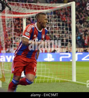 Le Stade Allianz, Munich, Allemagne. Mar 11, 2015. Ligue des Champions de football. Le Bayern de Munich contre le Shakhtar Donetsk. Buteur Jérôme Boateng (Bayern Munich). Le jeu s'est terminé à 7-0 Bayern sur mineur. Credit : Action Plus Sport/Alamy Live News Banque D'Images