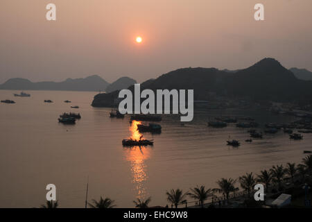 Coucher du soleil à Ile de Cat Ba, Ha Long, HalongBay,Vietnam, Banque D'Images