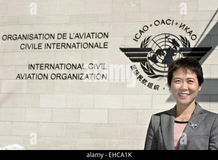 Montréal, Canada. Mar 11, 2015. Liu Fang pose pour des photos à l'extérieur de l'immeuble de l'Organisation de l'Aviation Civile Internationale (OACI) à Montréal, Canada, 11 mars 2015. Liu Fang, un expert de la sécurité de l'air chinois et ancien fonctionnaire, a été élu dimanche secrétaire général de l'OACI, les Français Raymond Benjamin, dont le deuxième mandat de trois ans expire à la fin de juillet 2015. © Andrew Soong/Xinhua/Alamy Live News Banque D'Images