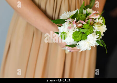 La demoiselle dans ses mains un bouquet de fleurs Banque D'Images