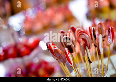 De nombreuses sucreries disposées dans un bol en verre lors d'une fête Banque D'Images