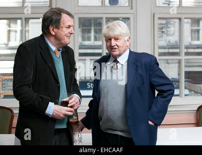 Jeremy Lewis parle avec Stanley Johnson à l'Oldie Déjeuner littéraire Banque D'Images