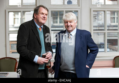 Jeremy Lewis parle avec Stanley Johnson à l'Oldie Déjeuner littéraire Banque D'Images