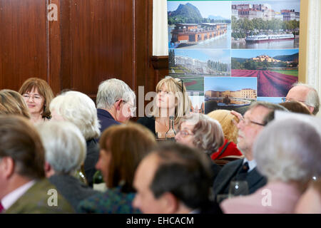 Rachel Johnson au déjeuner littéraire Oldie 10-03-15 à l'écoute de son père, Stanley Johnson parle Banque D'Images