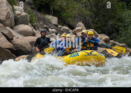 Les chevrons dans la section Numéros de l'Arkansas River au-dessus de Buena Vista, Colorado. Banque D'Images