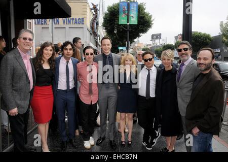 Los Angeles, CA, USA. Mar 11, 2015. Bill Prady Mayim Bialik,, Kunal Nayyar, Simon Helberg, Jim Parsons, Melissa Rauch, Johnny Galecki, Kaley Cuco Sweeting, Chuck Lorre, Steven Molaro lors de la cérémonie d'intronisation pour l'étoile sur le Hollywood Walk of Fame pour Jim Parsons, Hollywood Boulevard, Los Angeles, CA, 11 mars 2015. Crédit : Michael Germana/Everett Collection/Alamy Live News Banque D'Images