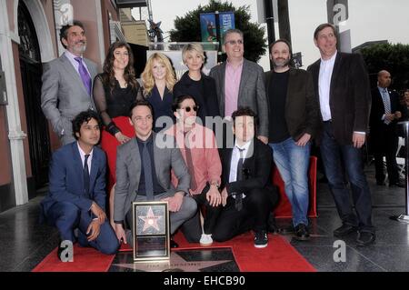 Los Angeles, CA, USA. Mar 11, 2015. Chuck Lorre, Kunal Nayyar Mayim Bialik,, Jim Parsons, Melissa Rauch, Simon Helberg, Kaley Cuco Sweeting, Bill Prady, Steven Molaro, Mark Cendrowski lors de la cérémonie d'intronisation pour l'étoile sur le Hollywood Walk of Fame pour Jim Parsons, Hollywood Boulevard, Los Angeles, CA, 11 mars 2015. Crédit : Michael Germana/Everett Collection/Alamy Live News Banque D'Images