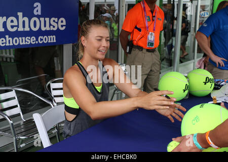 Indian Wells, Californie 11 Mars, 2015 La joueuse de tennis russe Maria Sharapova, signe des autographes au BNP Paribas Open. Credit : Lisa Werner/Alamy Live News Banque D'Images