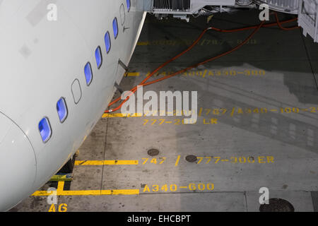 Le ravitaillement de l'avion à la porte. Banque D'Images