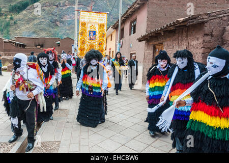 Pisac, Pérou - Juillet 16, 2013 : Virgen del Carmen parade dans les Andes péruviennes à Pisac Pérou le 16 juillet, 2013 Banque D'Images