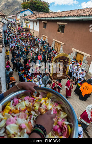 Pisac, Pérou - Juillet 16, 2013 : Virgen del Carmen parade dans les Andes péruviennes à Pisac Pérou le 16 juillet, 2013 Banque D'Images