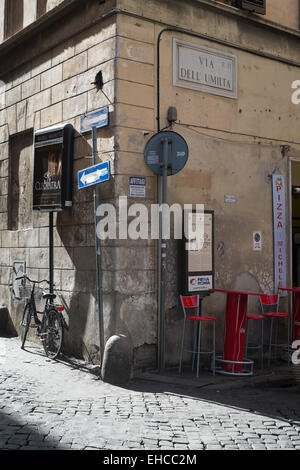 Coin de rue pavée, à Rome, Italie. Banque D'Images