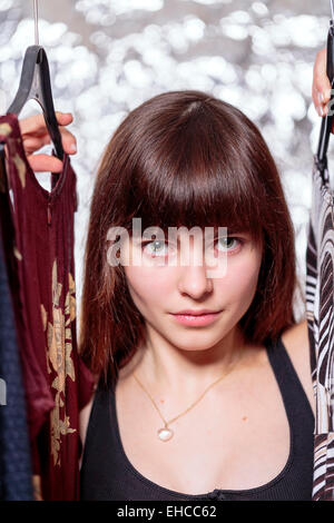 Belle adolescente et son armoire, avec l'effet bokeh Banque D'Images