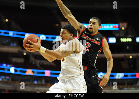 11 mars 2015 : Minnesota Golden Gophers guard Nate Mason (2) va jusqu'à un coup de feu alors que la Rutgers Scarlet Knights guard l'évêque Daniels (2) défend dans le second semestre 2015 au cours du grand tournoi de basket-ball de dix hommes match entre le Rutgers Scarlet Knights et les Minnesota Golden Gophers au United Center de Chicago, IL. Minnesota a remporté 75-63 Plus de Rutgers. Patrick Gorski/CSM Banque D'Images