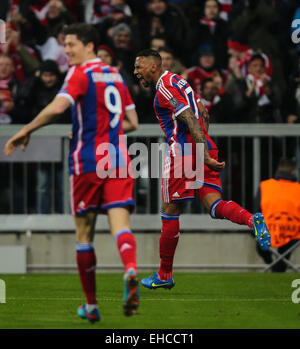 Munich, Allemagne. Mar 11, 2015. Le Bayern de Munich, Jerome Boateng (R) célèbre marquant au cours de l'UEFA Champions League Round 16 match de deuxième tour contre Shakhtar Donetsk à Munich, Allemagne, le 11 mars 2015. Le Bayern Munich a gagné 7-0. Crédit : Philippe Ruiz/Xinhua/Alamy Live News Banque D'Images