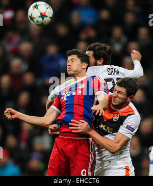 Munich, Allemagne. Mar 11, 2015. Le Bayern de Munich, Robert Lewandowski (L) convoite la la balle au cours de l'UEFA Champions League Round 16 match de deuxième tour contre Shakhtar Donetsk à Munich, Allemagne, le 11 mars 2015. Le Bayern Munich a gagné 7-0. Crédit : Philippe Ruiz/Xinhua/Alamy Live News Banque D'Images