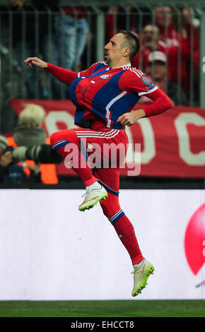 Munich, Allemagne. Mar 11, 2015. Le Bayern Munich Franck Ribery célèbre marquant au cours de l'UEFA Champions League Round 16 match de deuxième tour contre Shakhtar Donetsk à Munich, Allemagne, le 11 mars 2015. Le Bayern Munich a gagné 7-0. Crédit : Philippe Ruiz/Xinhua/Alamy Live News Banque D'Images