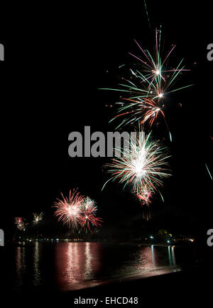 D'artifice au-dessus de la baie de Pemuteran sur Bali. Banque D'Images