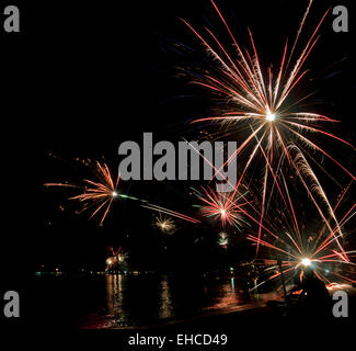 D'artifice au-dessus de la baie de Pemuteran sur Bali. Banque D'Images