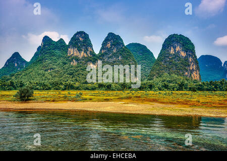 La rivière Li, entre Guilin et Yangshuo dans la province de Guangxi Chine Banque D'Images