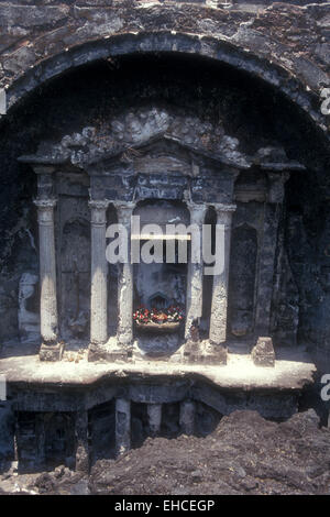 Autel de la demi-enterré Templo de San Juan Parangaricutiro, Michoacan, Mexique église Banque D'Images