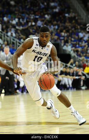 11 mars 2015 : Kansas State Wildcats guard Malek Harris (10) disques durs au panier pendant le match de basket-ball de NCAA entre les Wildcats de l'État du Kansas et le TCU Horned Frogs au Sprint Center à Kansas City, Missouri.TCU a gagné le match 67-65. Kendall Shaw/CSM Banque D'Images