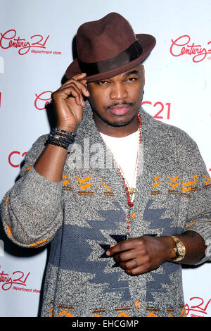 Des copies de ses signes Ne-Yo nouvel album 'fiction' à la J&R Express Boutique à Century 21, grand magasin à New York le 10 mars 2015/photo alliance Banque D'Images