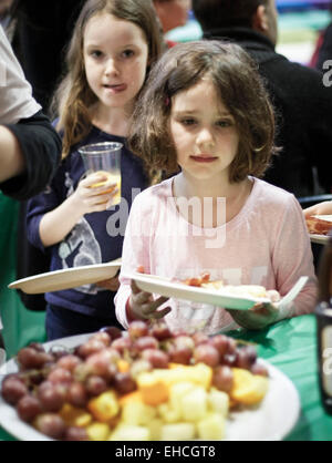 Vancouver, Canada. Mar 11, 2015. Les enfants s'alignent pour la nourriture pendant le petit déjeuner aux crêpes tenue à Vancouver, Canada, 11 mars 2015. Environ 450 enfants de la pauvreté ont été servi avec petit déjeuner pendant le 22e Petit déjeuner aux crêpes événement organisé par la société de projet KidSafe. L'événement visait à sensibiliser les enfants de la pauvreté. © Liang Sen/Xinhua/Alamy Live News