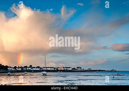 De pluie intense et arc-en-ciel sur Beaumaris, Isle of Anglesey, au nord du Pays de Galles, Royaume-Uni Banque D'Images