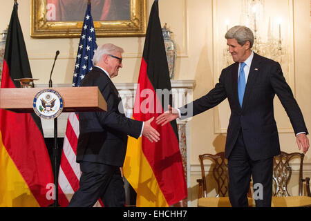 Le ministre allemand des affaires étrangères, Frank-Walter Steinmeier (L), serre la main avec le secrétaire d'Etat américain John Kerry (R) après une conférence de presse conjointe à la Benjamin Franklin prix du département d'État à Washington, DC, USA 11 mars 2015. Photo : MAURIZIO GAMBARINI/dpa Banque D'Images