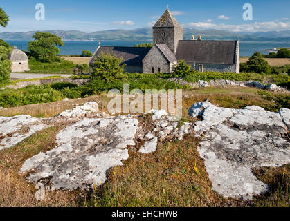 Penmon prieuré et le détroit de Menai, près de Beaumaris, Anglesey, au nord du Pays de Galles, Royaume-Uni Banque D'Images