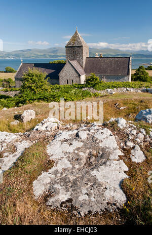 Penmon prieuré et le détroit de Menai, près de Beaumaris, Anglesey, au nord du Pays de Galles, Royaume-Uni Banque D'Images