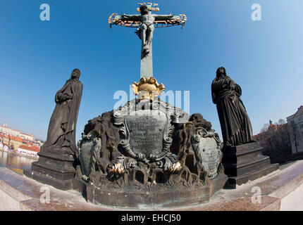 Calvaire - Sainte Croix - sur le pont Charles à Prague Banque D'Images