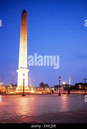 L'Obélisque de Louxor sur la Place de la concorde avec la Tour Eiffel à l'arrière la nuit, Paris, France, l'Europe de l'Ouest. Banque D'Images