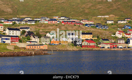 Maisons en bois coloré sur Porsangerfjord, Honningsvag, Nordkapp, Magerøy, comté de Finnmark, Norvège Banque D'Images