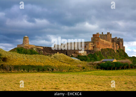 Vue de dessous du château de Bamburgh Northumberland England UK accueil de la famille Armstrong Banque D'Images