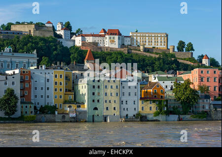 La forteresse Veste Oberhaus, promenade inondée de la rivière Inn, au cours de l'eau élevé, Innkai waterfront, le centre historique, Passau Banque D'Images